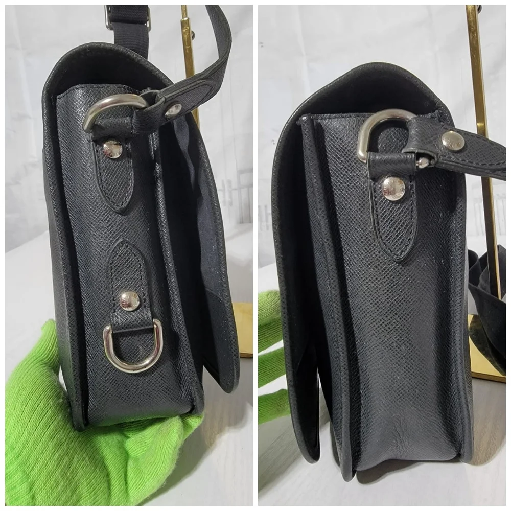 Louis Vuitton Taiga Andrei Messenger Bag Black